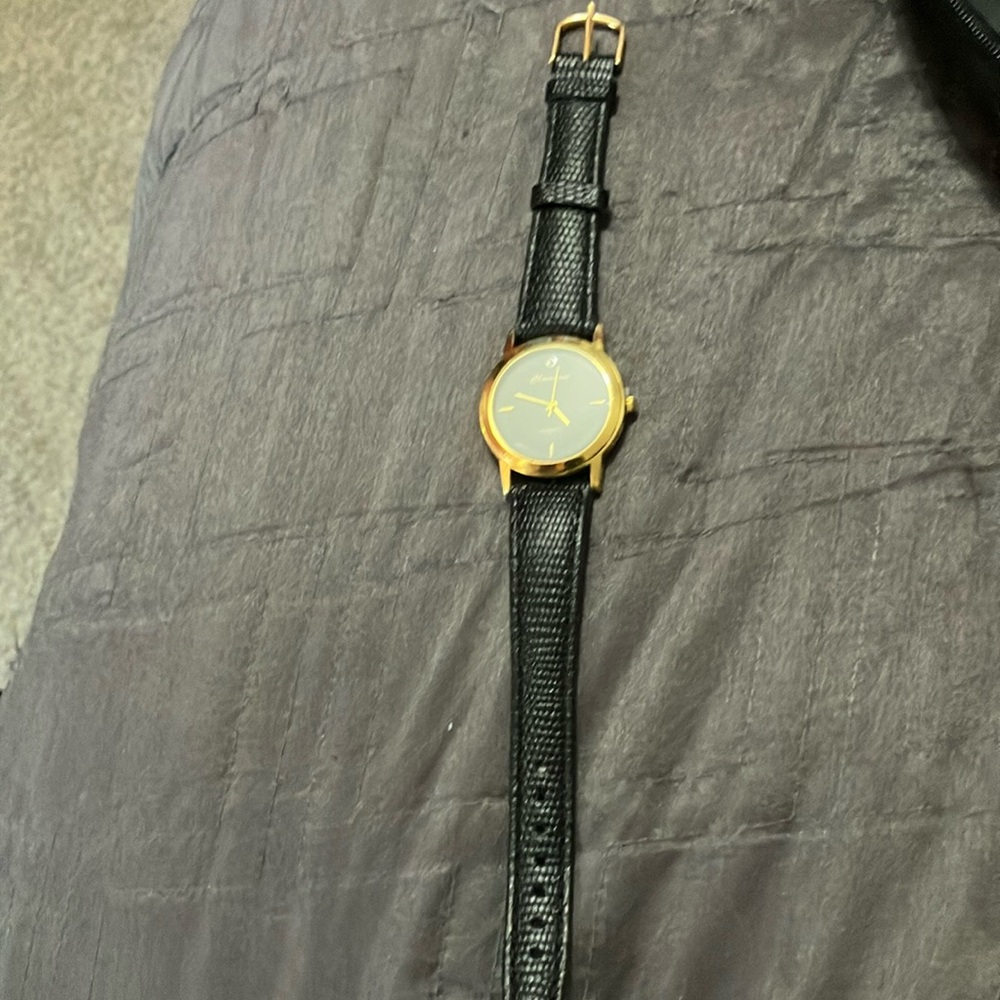 Unisex watch with black leather strap “Classique
